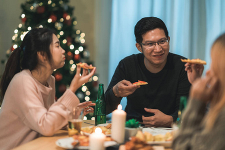 朋友们一起吃饭图片