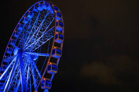 夜空背景下的摩天轮图片图片