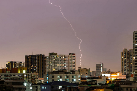 闪电打雷下雨螺栓 危险 打雷 闪电 城市景观 午夜 天空 城市 暴风雨