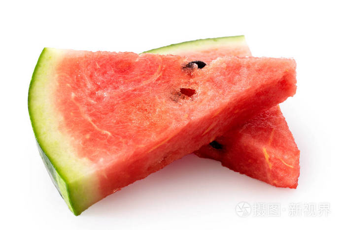 两个躺在地上的西瓜三角形种子被隔离在白色上