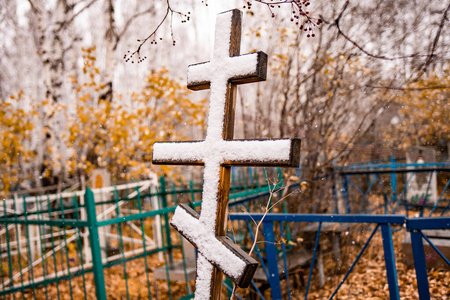 墓地里覆盖着雪的墓碑图片