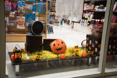为万圣节装饰的礼品店橱窗.南瓜.照片