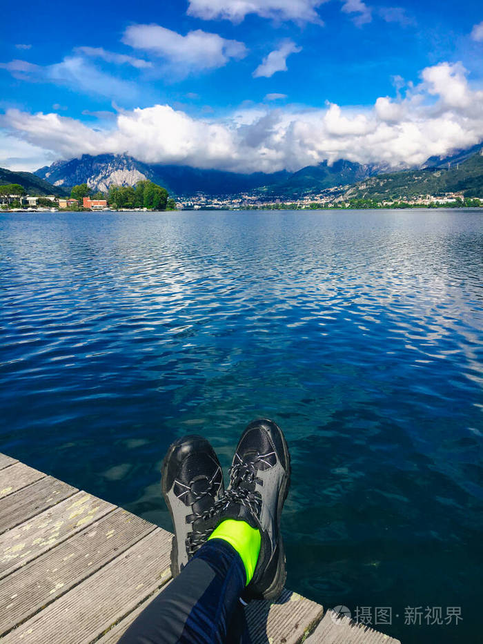 照片 脚自助旅行者放松与湖和山景背景生活方式徒步旅行概念暑假冒险