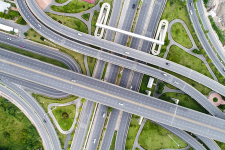 交通城市道路鸟瞰交叉口图片