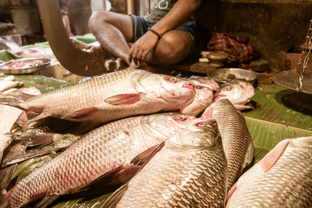 卖市场,一个街头小吃摊上摆着一种很受欢迎的罗湖鱼如意鱼罗汉腊肠鱼