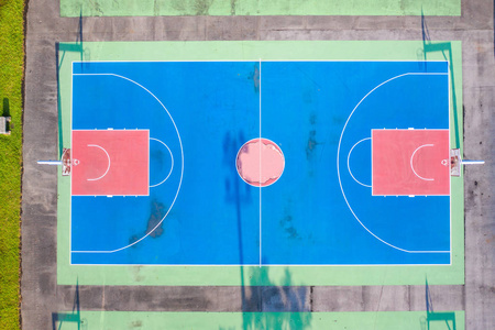 操场鸟瞰篮球场鸟瞰图照片