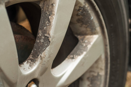 孤立的铝轮辋汽车轮辋腐蚀.从金属上剥落油漆.化学反应照片