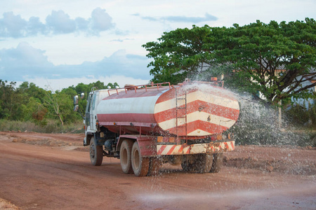 水车为新的道路施工现场洒水.照片