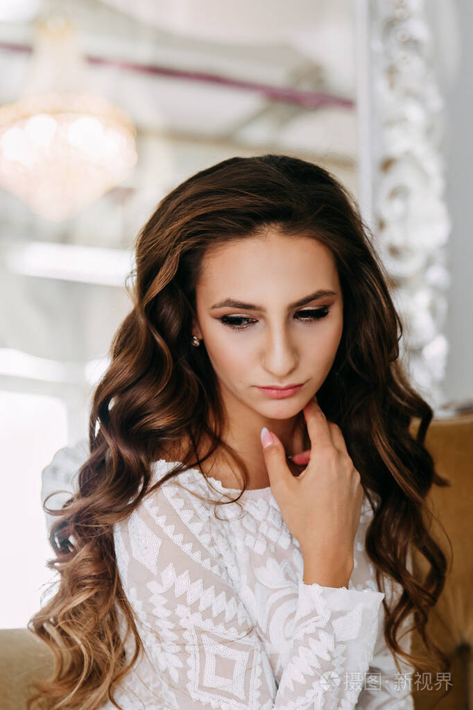 一个长着蝴蝶结卷发的女人一个美丽的黑发性感长发女孩的画像