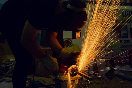 电砂轮磨削切割钢材.切割产生的火花照片