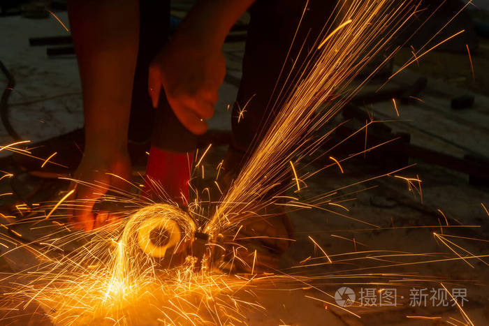 电砂轮磨削切割钢材切割产生的火花