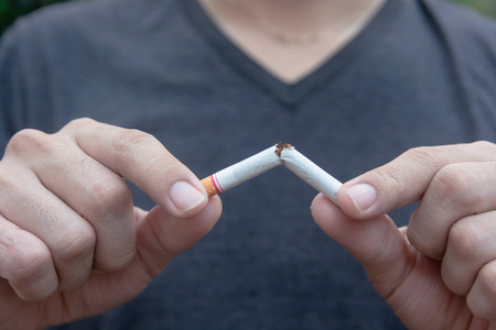别抽烟了,女人的手夹着香烟照片