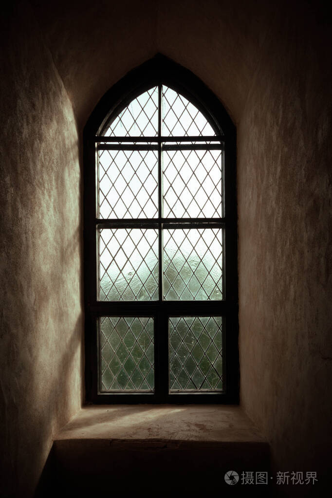 古堡的窗户复古哥特式风格照片