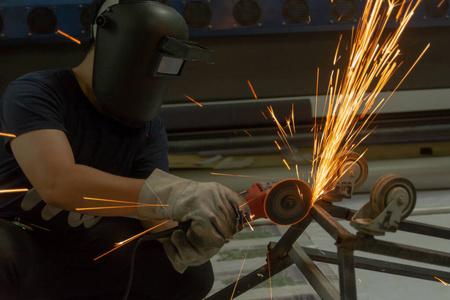 切割钢材电砂轮磨削切割钢材.切割产生的火花照片