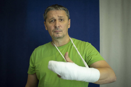 戴着石膏的人手臂.伙计们术后交上绷带.照片