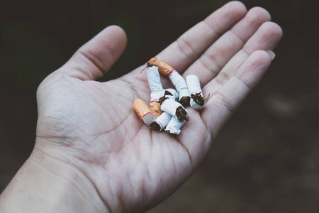 别抽烟了,男人用剪纸把香烟掰断了照片