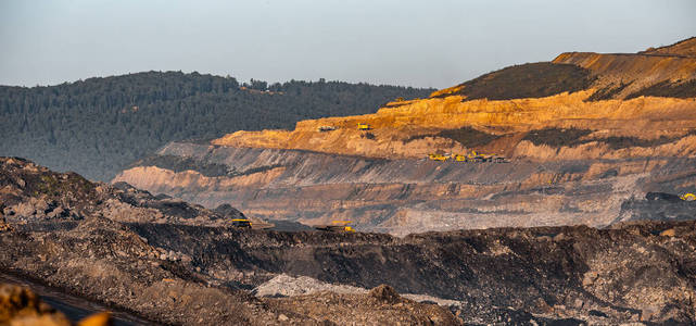 挖泥船和自卸卡车图片-挖泥船和自卸卡车素材-挖泥船和自卸卡车插画
