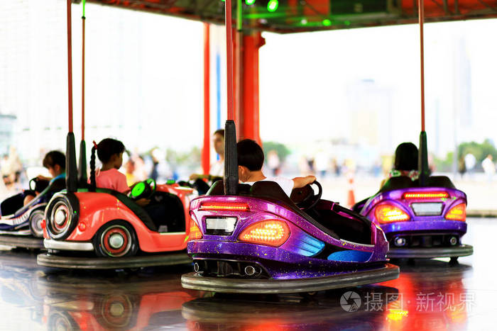 孩子们在游乐场玩碰碰车儿童节概念