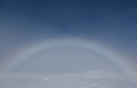 冬季山区的光环效应图片
