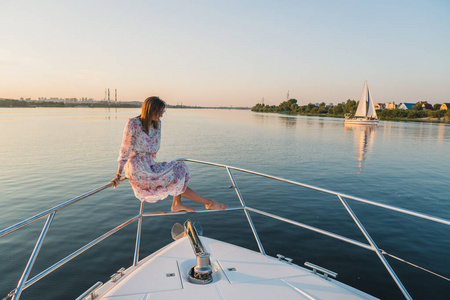 这个女孩正在游艇上航行照片