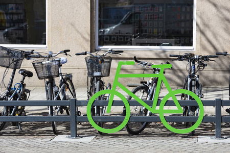 行的固定自行车市中心的自行车停车场.