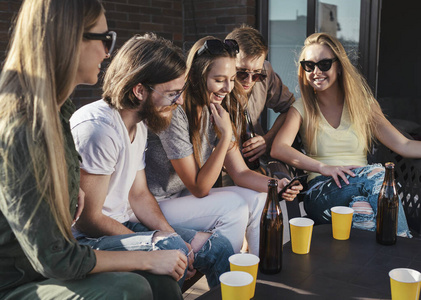 在社交媒体上查看照片的朋友群照片