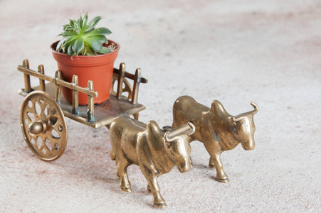 古铜牛车雕塑图片