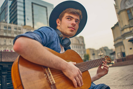 戴耳机弹吉他图片