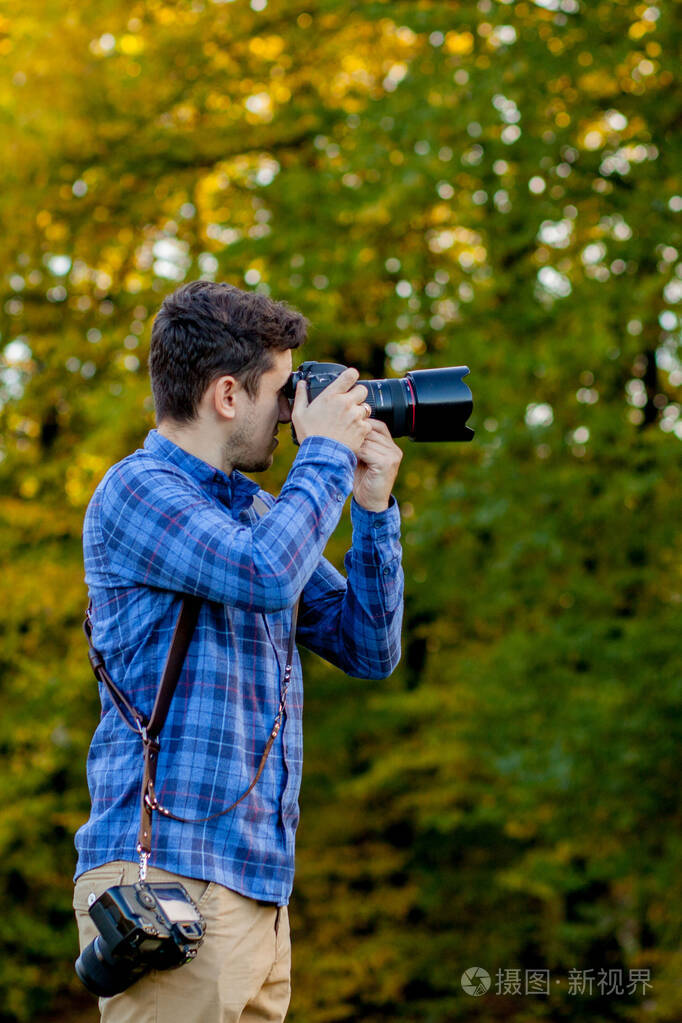 肩带上有两个摄像头的专业摄影师
