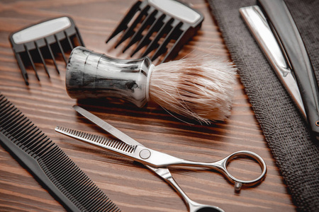 理发店背景为男士美容院,理发工具剪刀,剃须刀,梳子,复印空间照片
