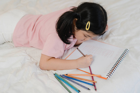 李梦龙漫画前传年轻的亚洲女孩在家画画.