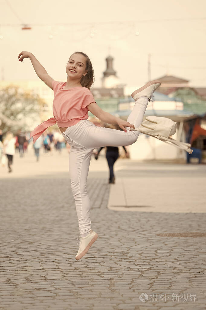 在街上表演芭蕾舞的小女舞者.夏天跳舞的可爱小女孩