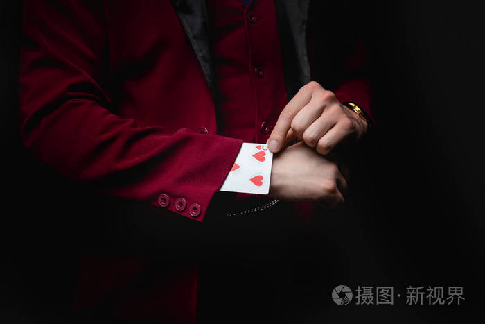 魔术师用扑克牌表演魔术消失在袖子里