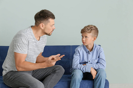 父亲责骂儿子图片