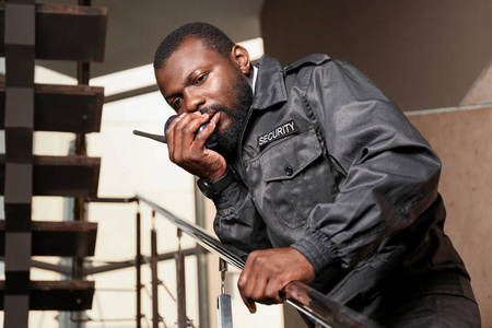 非洲裔美国保安在大楼里工作照片