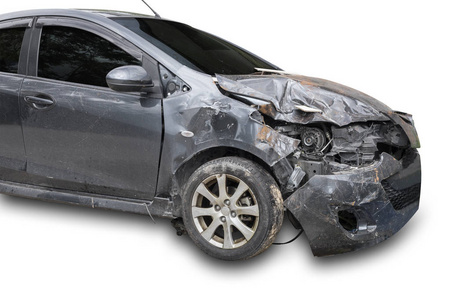 黑色车的车头被意外损坏和损坏.隔离白色背景.使用剪辑路径保存照片