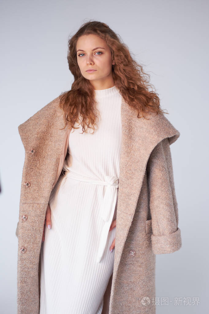 美丽的女孩穿着法国风格的白色背景红发女子则裹着外套冬装微笑的女士