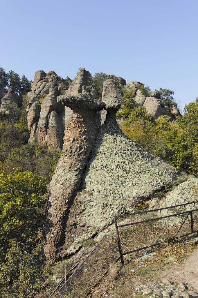 保加利亚格拉奇奇克岩石下的岩层景观