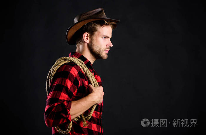复古风格的男人.狂野西部复古牛仔.牧场上的男式格子衬衫.