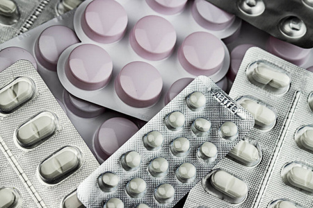 水泡袋里装满了五颜六色的药丸.全彩药丸包装.药物泡罩包装.照片