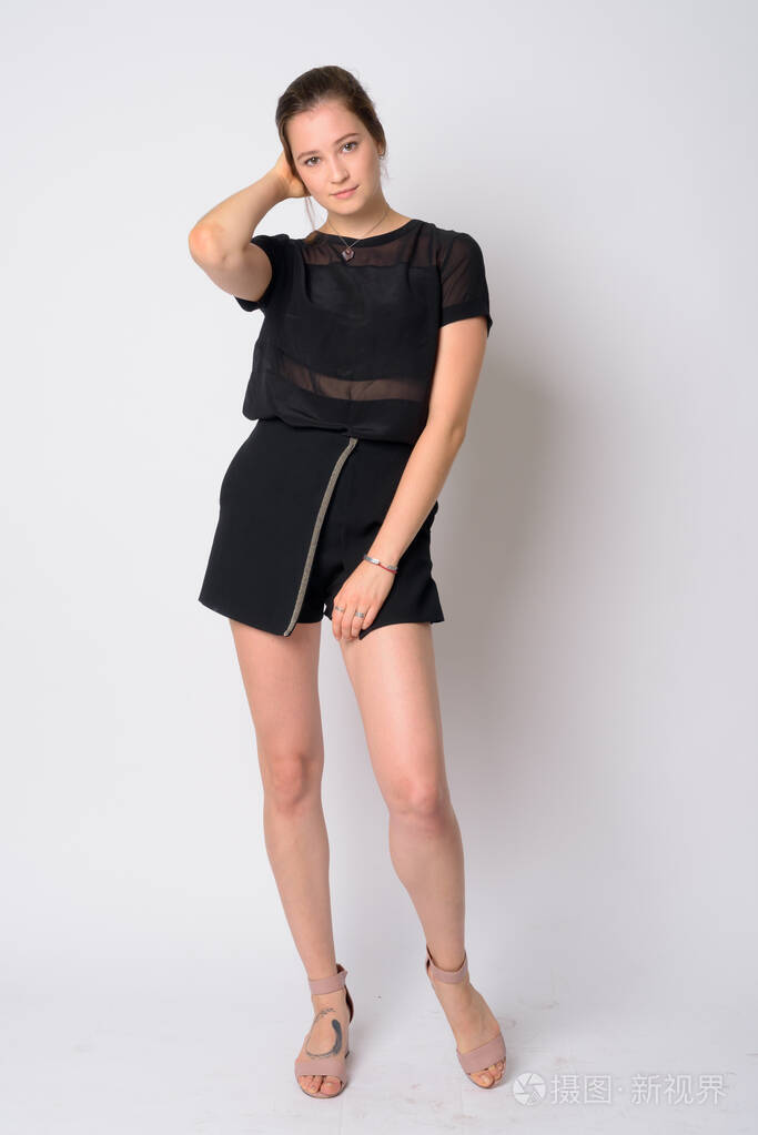 年轻美女全身照