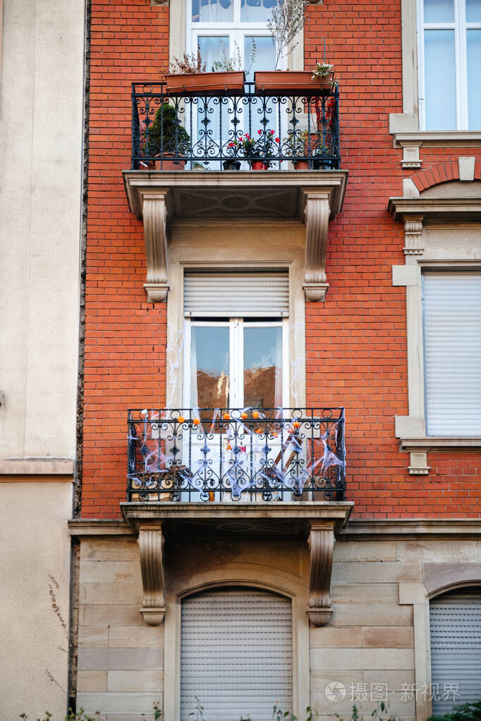 漂亮的法国阳台装饰着小南瓜