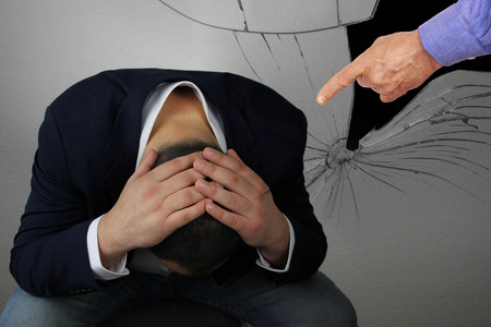 性感情头欧美商人坐着,双手低下头,旁边一名男子埋怨,用手势表达着