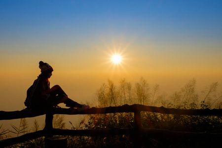 一起看日出女游客是一个心情放松的人,她和m一起看日出照片