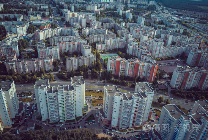 成长中的城市鸟瞰图城市中心新建筑群的无人机视图