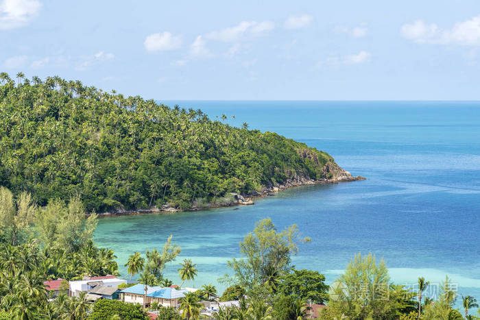 美丽的热带沙滩和蓝色的海水和椰子棕榈树在天堂岛泰国旅游概念俯视图