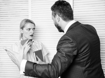 个人助理和老板歧视概念.对员工的偏见和个人态度.