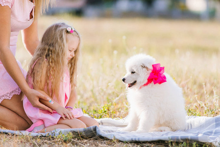 父母送礼物给小孩图片
