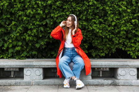 穿着雨衣的漂亮女孩图片