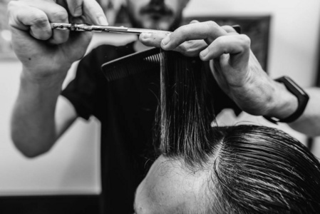 理发店的男理发师.黑白照片.复古风格.照片